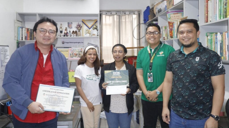 (L-R) SAFC Strategic Communications Head Rob de Jesus, Sagip Batampalengke Vice President Leslie Bernardez, Sagip Batampalengke President Riah Bernardez, SAFC CSR Associate Raymond Perdigon, and Pasig City Councilor Marion Rosalio “Maro” Martires pose during a partnership event, highlighting SAFC's commitment to corporate social responsibility and community development.